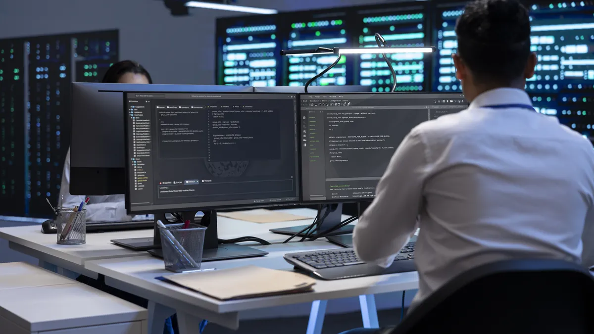 Equipo revisando la seguridad de una base de datos de clientes
