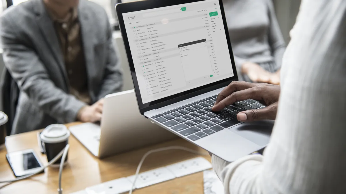 Persona revisando la bandeja de correo de su empresa en un notebook para comprobar SPF, DKIM y DMARC