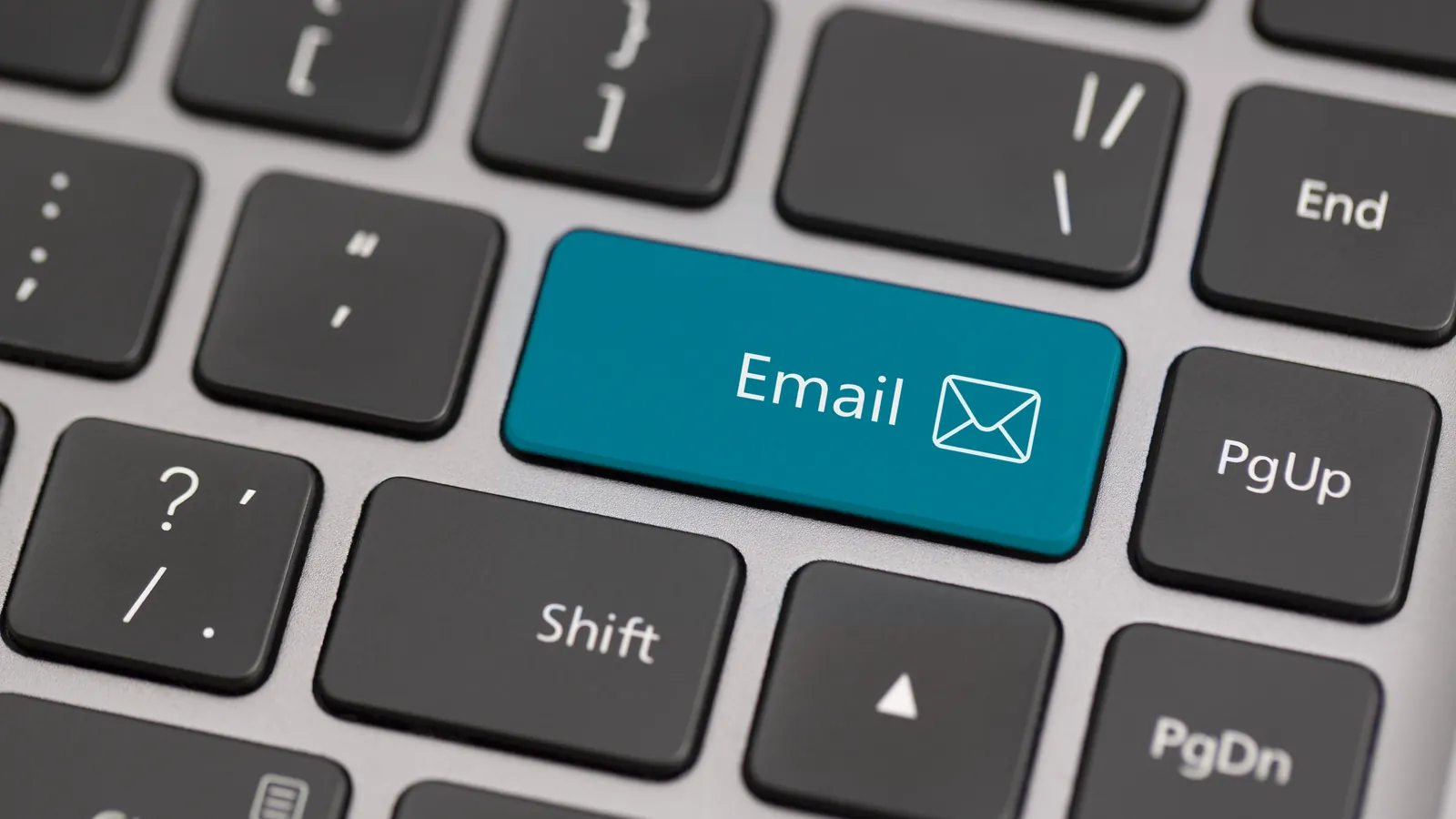 Tecla de email en un teclado, símbolo del correo electrónico de una empresa