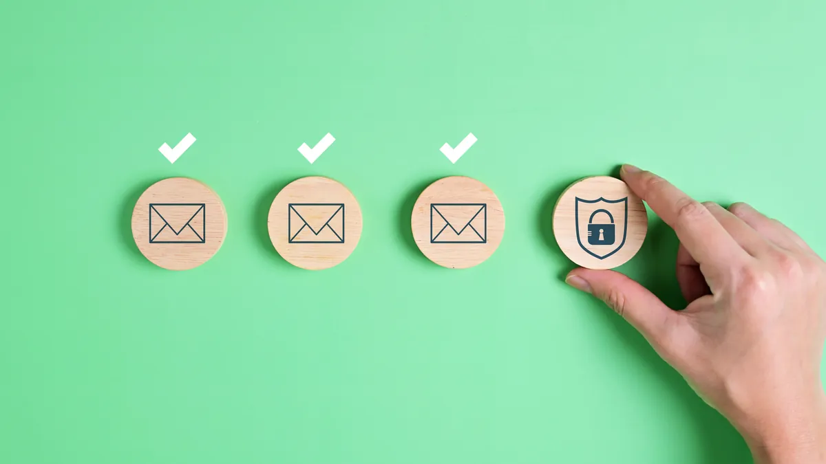 Tres sobres verificados y un escudo con candado, que representan un correo protegido con SPF, DKIM y DMARC
