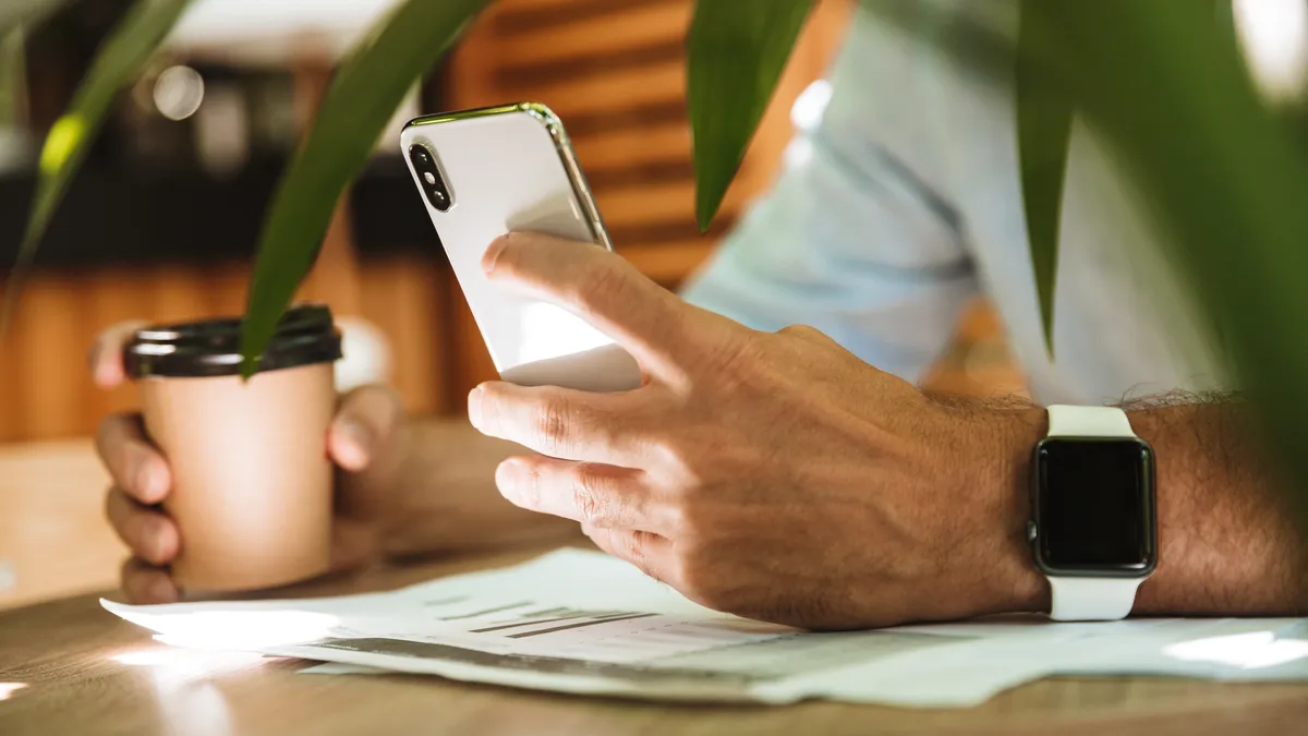 Cliente revisando en su celular un mensaje de WhatsApp de una empresa a la que autorizó contactarlo