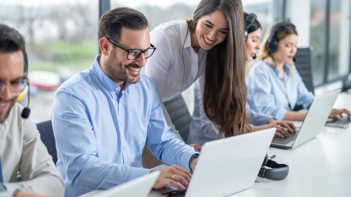 Equipo de atención al cliente gestionando conversaciones de WhatsApp desde sus notebooks