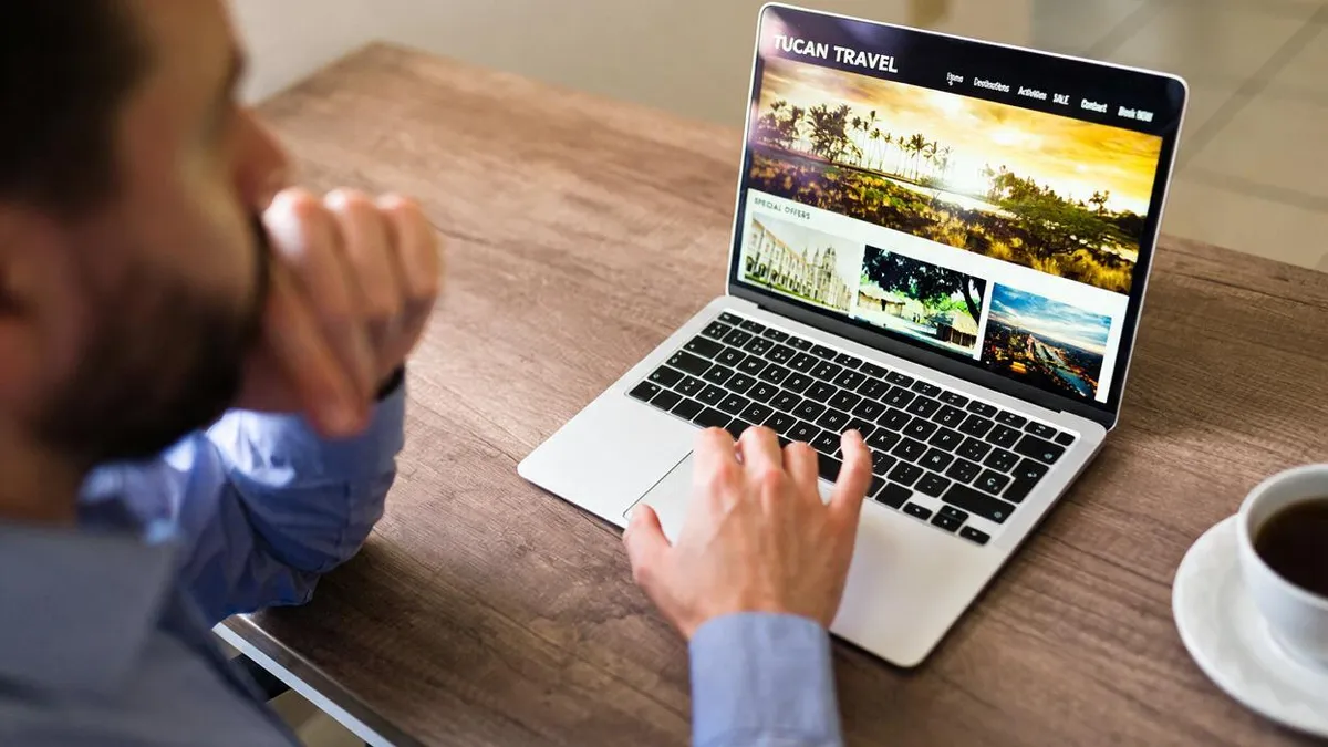 Persona navegando el sitio web de una empresa desde su notebook